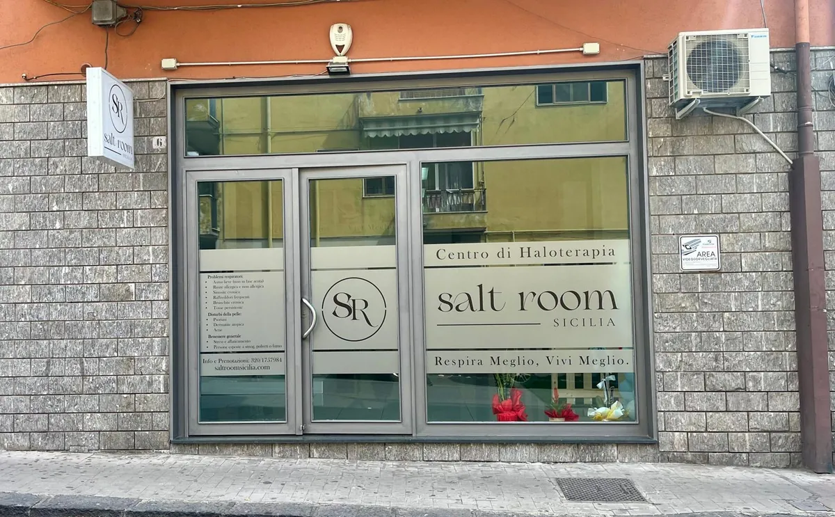 La vetrina di Salt Room Sicilia con l'elenco dei disturbi trattati e il payoff «Respira Meglio, Vivi Meglio»